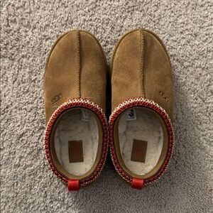 UGG Kids’ Tazz Beige Suede Slippers with Red Accents, size 3